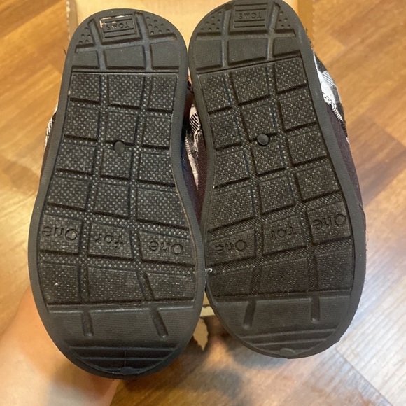 Toms infant/toddler boy canvas shoes size 6 - Picture 5 of 5